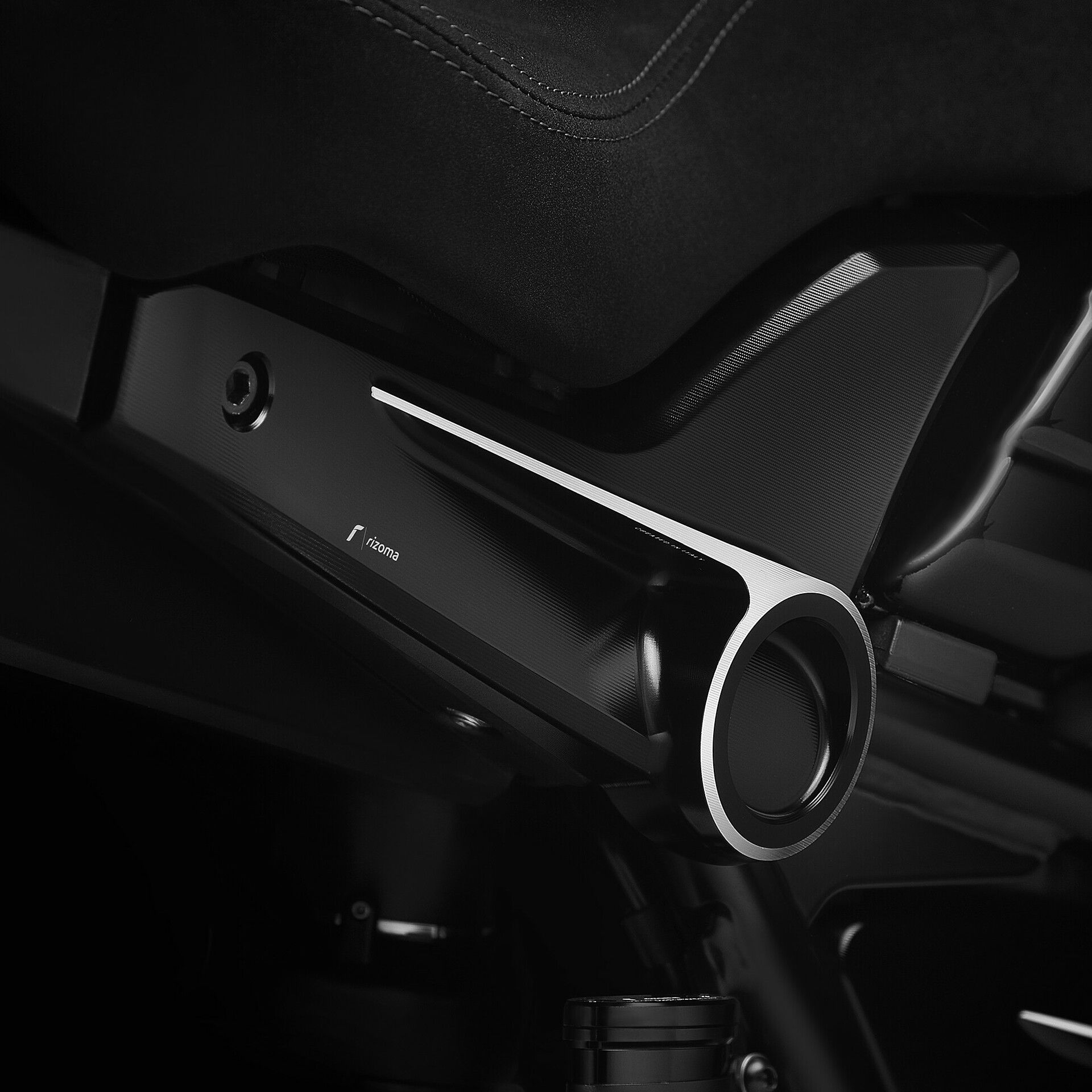 Rizoma zadel support covers BMW R nine T vanaf 2021 RIZBW101BA 1